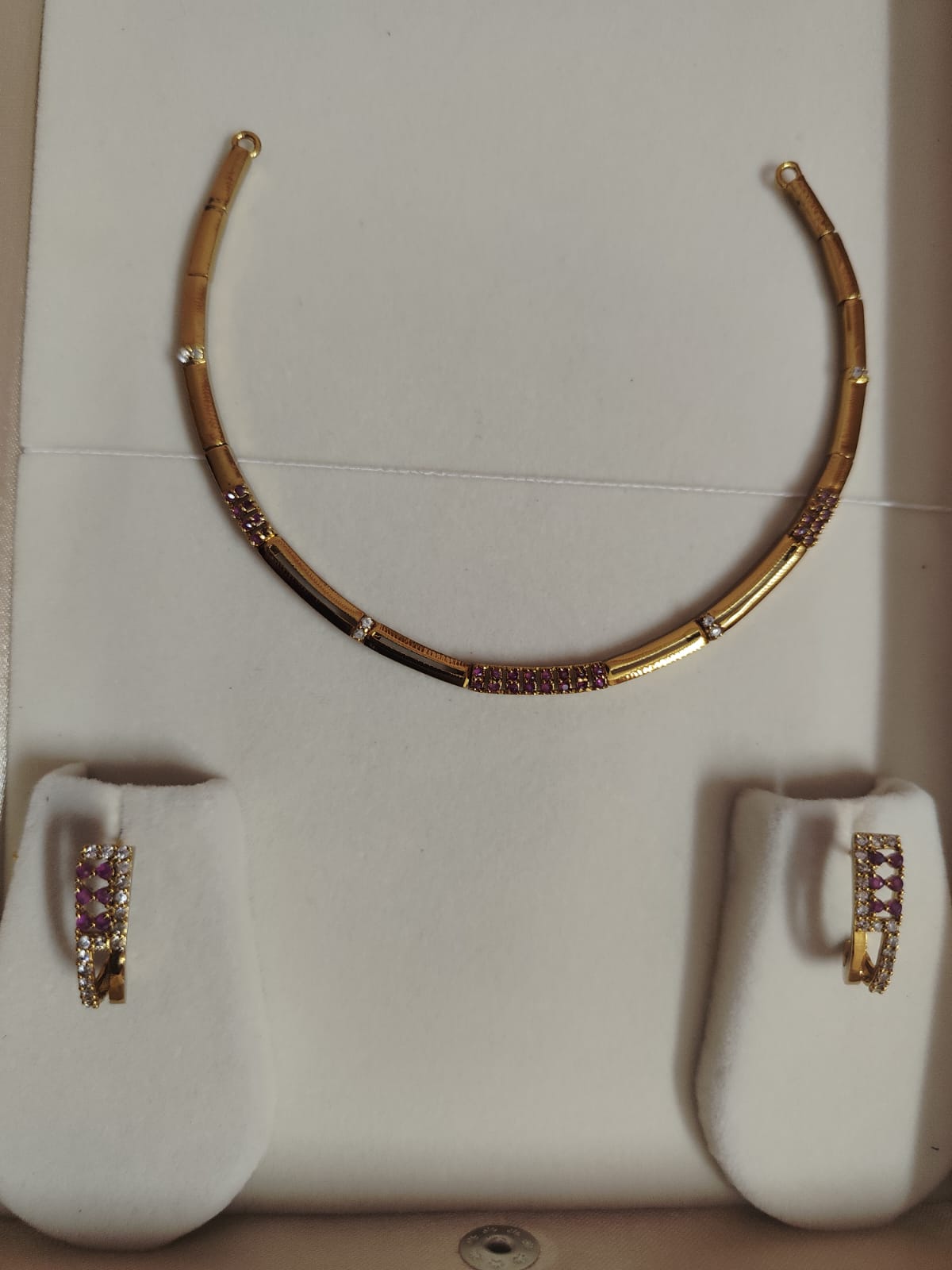 Elegant fashion neck piece with sparkling CZ stones
